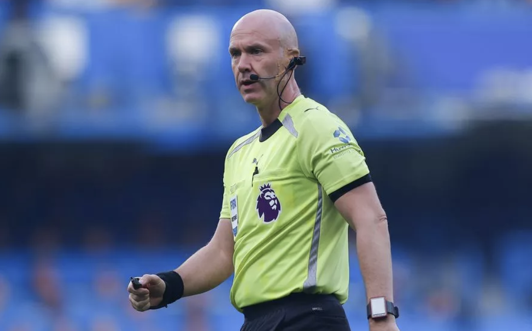 开云体育官方下载-安东尼·泰勒：曾考虑退出裁判界；家人曾在机场被球迷围攻