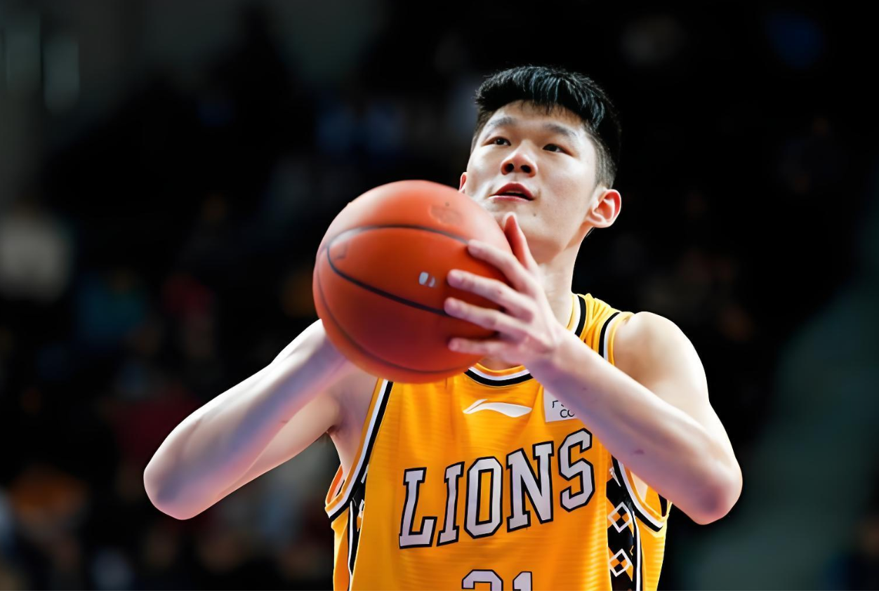 开云体育下载安装-有趣！胡金秋回到广厦队就投入训练，王博：不准训练，回家陪孩子